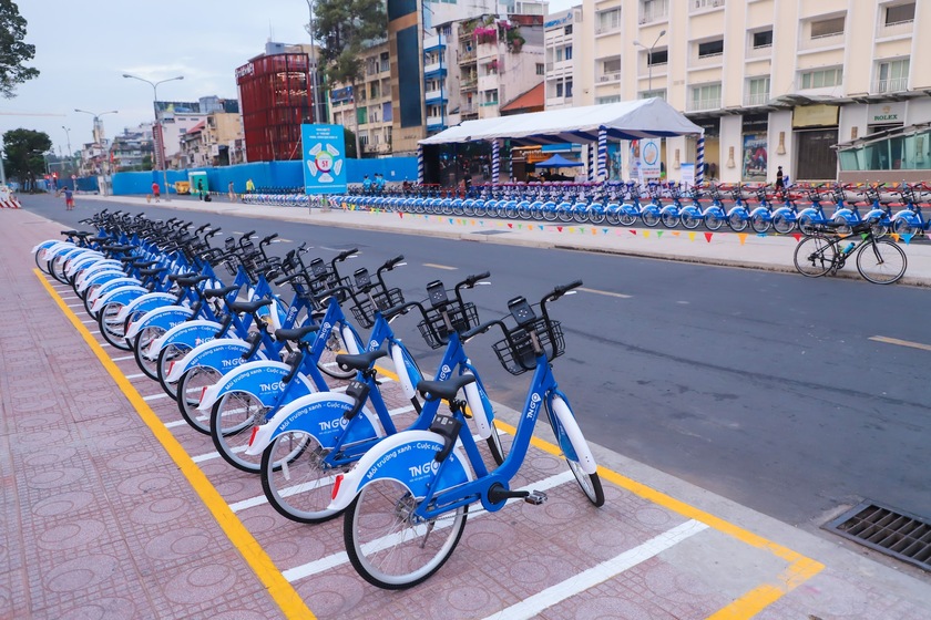 Kể từ ngày 11/8, người dân Hà Nội sẽ bắt đầu thấy những chiếc xe đạp màu xanh da trời dựng thành hàng ở vỉa hè quanh các công viên, những địa điểm du lịch, hoặc gần những bến xe, bến tàu điện, hay trung tâm thương mại