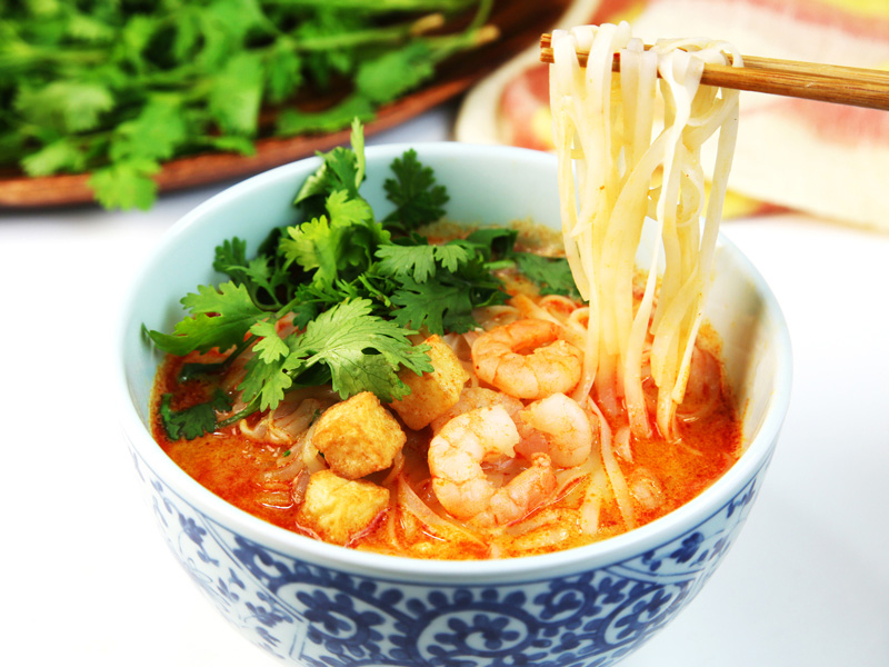 Bún Laksa cà ri truyền thống Singapore (Katong Laska) sử dụng bún/ mì sợi, sữa dừa, đậu hũ chiên phồng, vài ba lát cá, tôm và sò huyết.