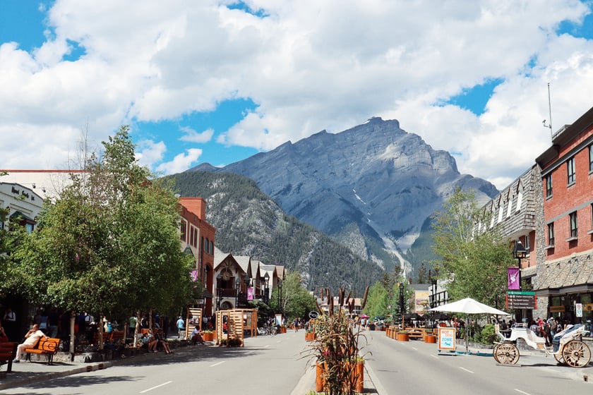 Một góc khác của Banff, những con phố bận rộn giữa núi rừng hùng vĩ.