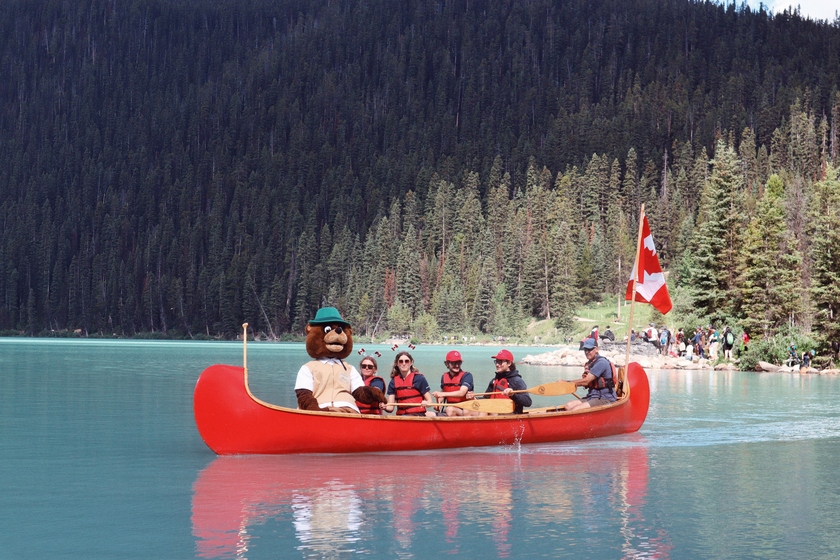 Đúng vào dịp lễ Canada Day nên có một chiếc xuồng màu đỏ và một chú gấu ngồi vẫy chào mọi người đi thăm hồ.