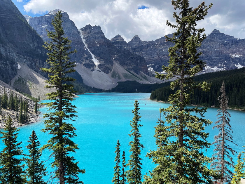 Màu hồ chỉ xanh ngọc như vậy từ khoảng cuối tháng sáu đến tháng chín hàng năm, nhờ có bột đá tan trong nước từ các sông băng đổ vào hồ, phản chiếu thành một màu xanh ngọc bích, đẹp tới ngỡ ngàng.