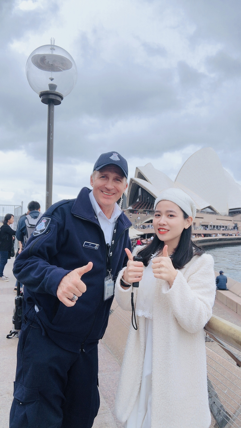 Cô có cơ hội tiếp xúc nhiều với những người bạn nước ngoài, đặc biệt cảnh sát tại Úc rất thân thiện