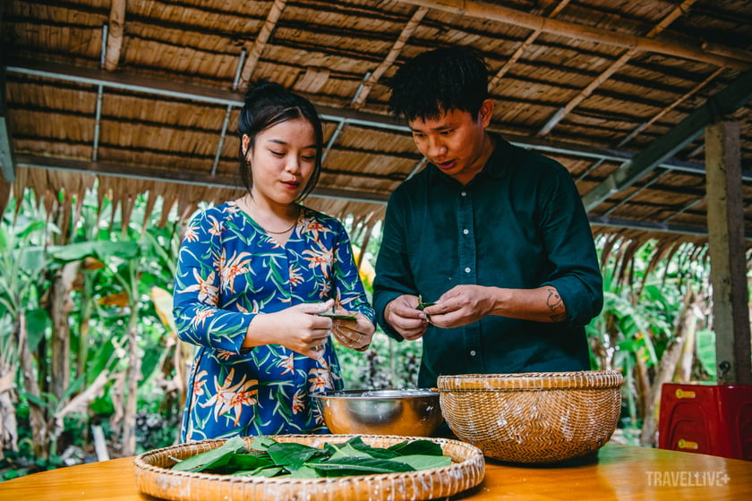 Travel Blogger Vinh Gấu thích thú trải nghiệm làm bánh lá mít.