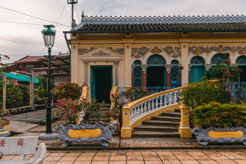 Với tuổi đời hơn 150 năm, nhà cổ Bình Thủy là một trong những kiến trúc độc đáo còn giữ nguyên nét đẹp cổ xưa đặc trưng của Cần Thơ.