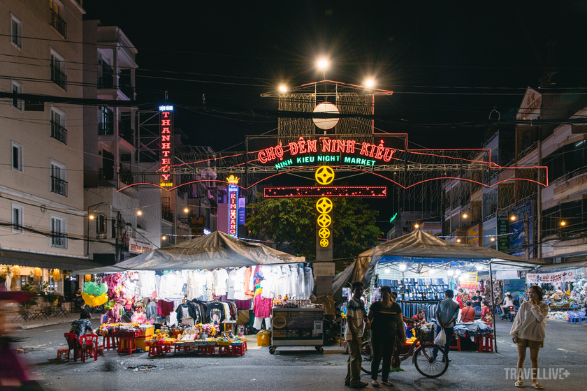 Chợ đêm Ninh Kiều, nét đặc trưng của du lịch Cần Thơ.