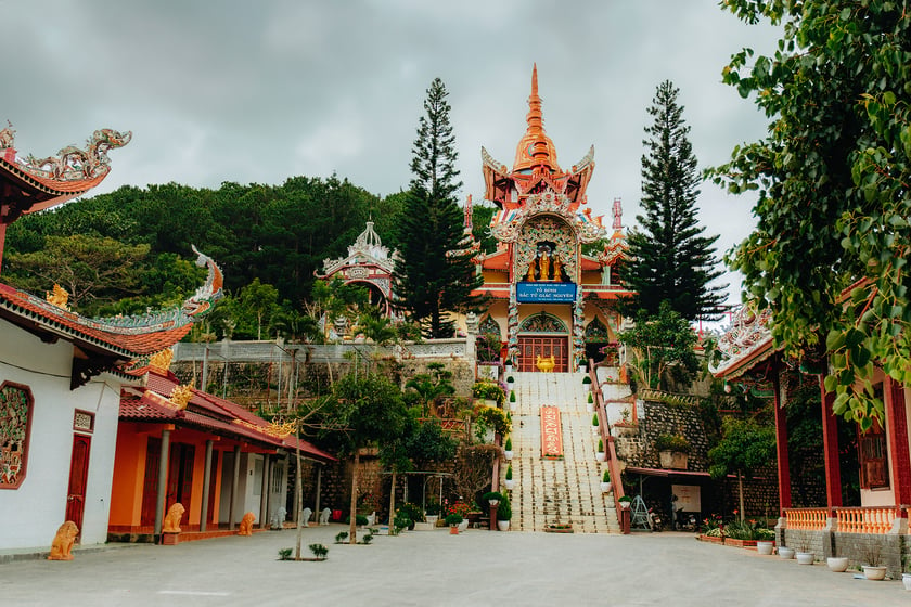 Năm 1923, Chùa Tổ đình sắc tứ Giác Nguyên Tự hay còn biết đến với tên gọi chùa Bà Xám được xây dựng trên một ngọn đồi tại thị trấn Đ’Ran, huyện Đơn Dương, tỉnh Lâm Đồng.