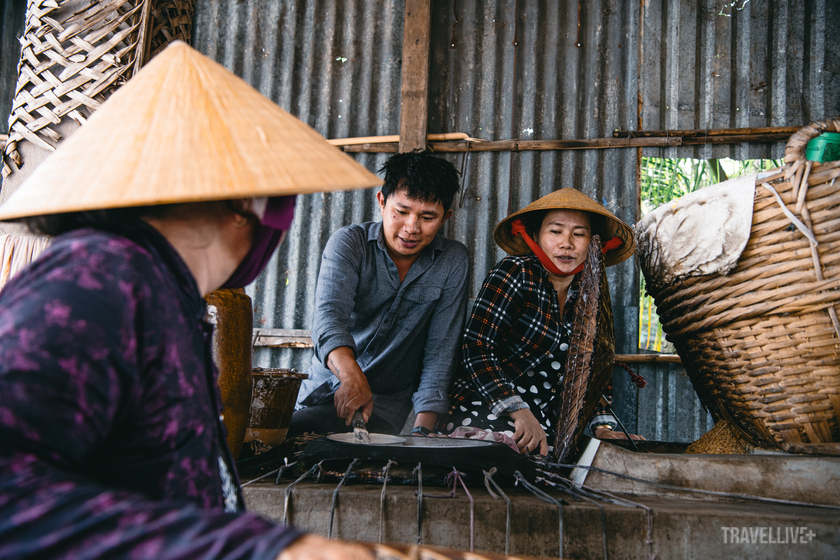 Travel blogger Vinh Gấu được người dân Thuận Hưng hướng dẫn làm bánh tráng.