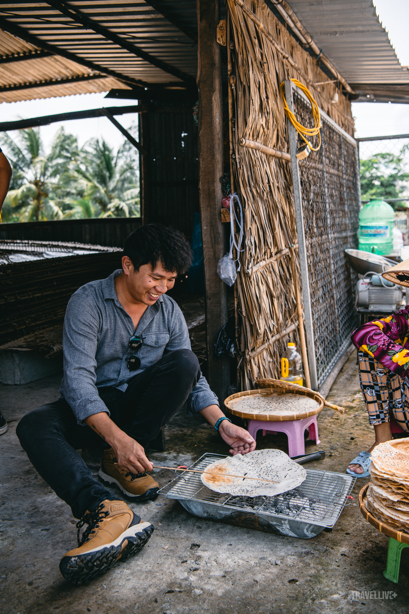 Travel blogger Vinh Gấu thích thú nhất với công đoạn nướng bánh.