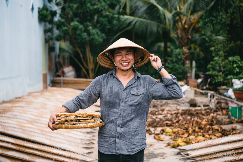 Buổi trải nghiệm giúp Travel blogger Vinh Gấu trân trọng công sức của những người làm bánh tráng.