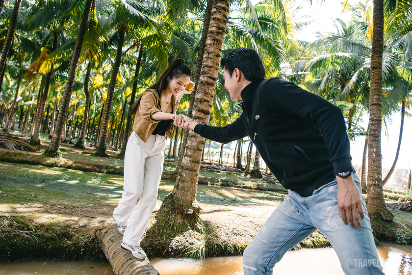Hoa khôi Huỳnh Thúy Vi cùng diễn viên Quốc Trường tại vườn dừa Tân Lộc.