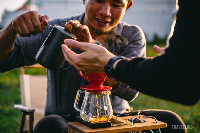 Travel Blogger Vinh Gấu khá thích thú pha cà phê cho cả đoàn.