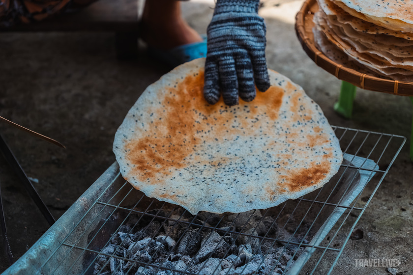 Bánh tráng giòn rụm của làng nghề Thuận Hưng hơn 200 năm tuổi.