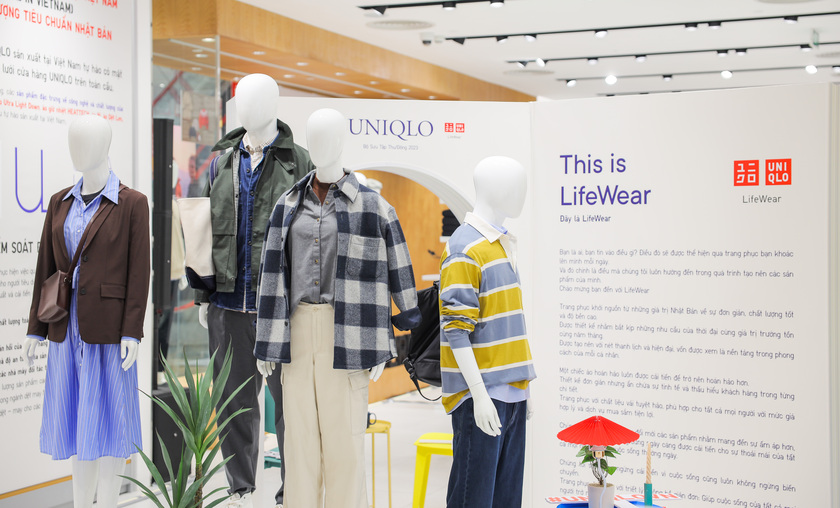 UNIQLO mang đến không gian triển lãm đặc biệt lần này những gợi ý phối đồ phong cách và đa dạng dành cho tất cả các khách hàng, kết hợp giữa các trang phục cơ bản, thiết yếu của thương hiệu phù hợp cho thời tiết mùa Thu/Đông.