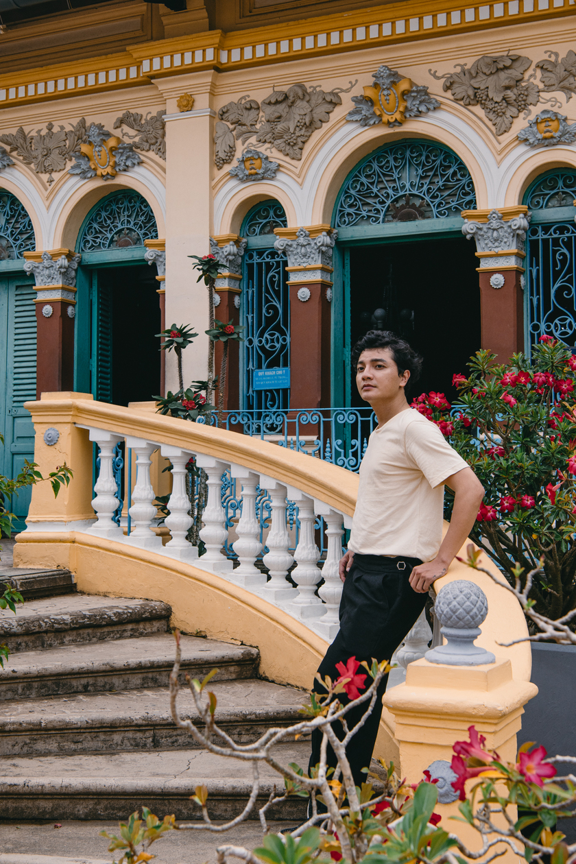 Nhà văn Đặng Thiên Phong tại Nhà cổ Bình Thủy.