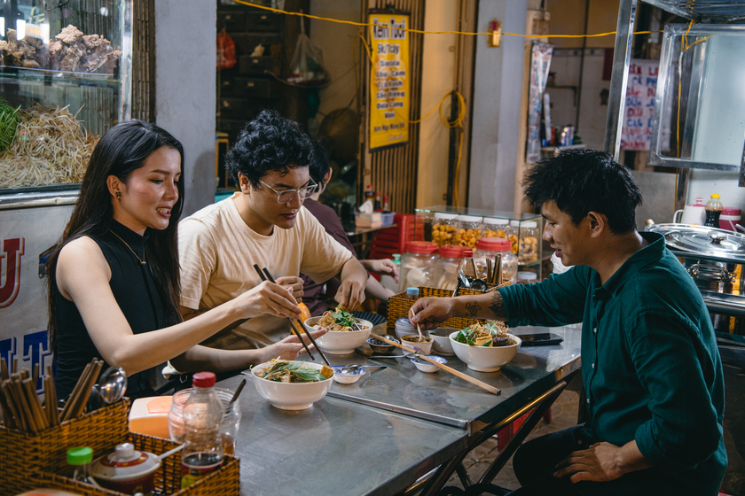 Trải nghiệm ẩm thực, văn hóa tại chợ đêm Ninh Kiều.