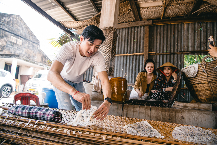 Diễn viên Quốc Trường trổ tài nghệ làm bánh tráng cùng người dân tại làng nghề truyền thống Thuận Hưng hơn 200 năm tuổi