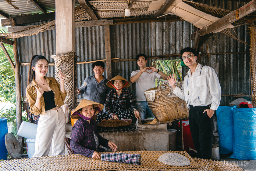 Các thành viên đoàn lưu giữ khoảnh khắc cùng người dân bản địa làng nghề bánh tráng Thuận Hưng