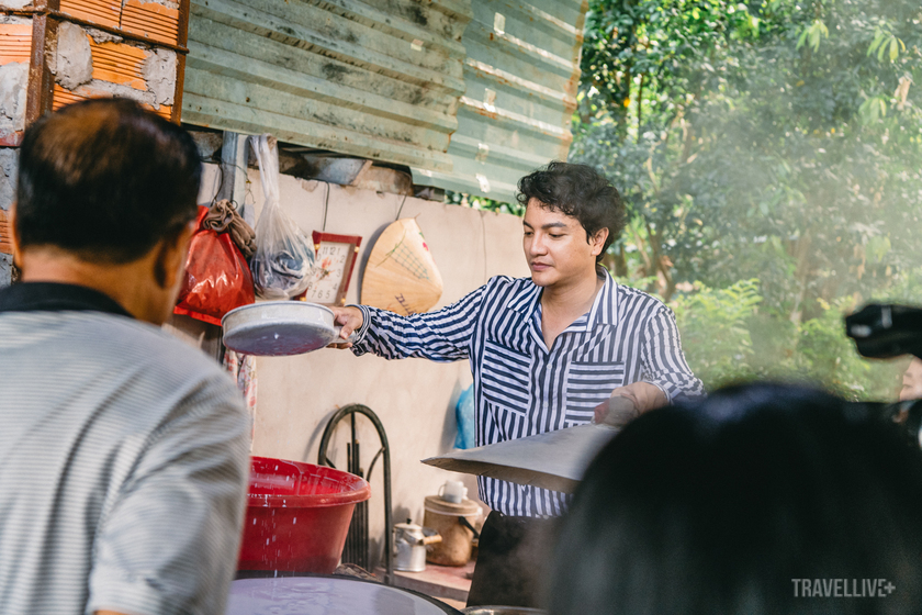 Nhà văn Đặng Thiên Phong trổ tài làm hủ tiếu.