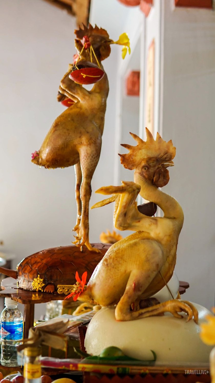 Hàng năm cứ đến mỗi rằm tháng giêng và rằm tháng bảy âm lịch, người dân Hà Tĩnh lại tạo ra những con gà đứng, gà quỳ độc đáo và lạ mắt