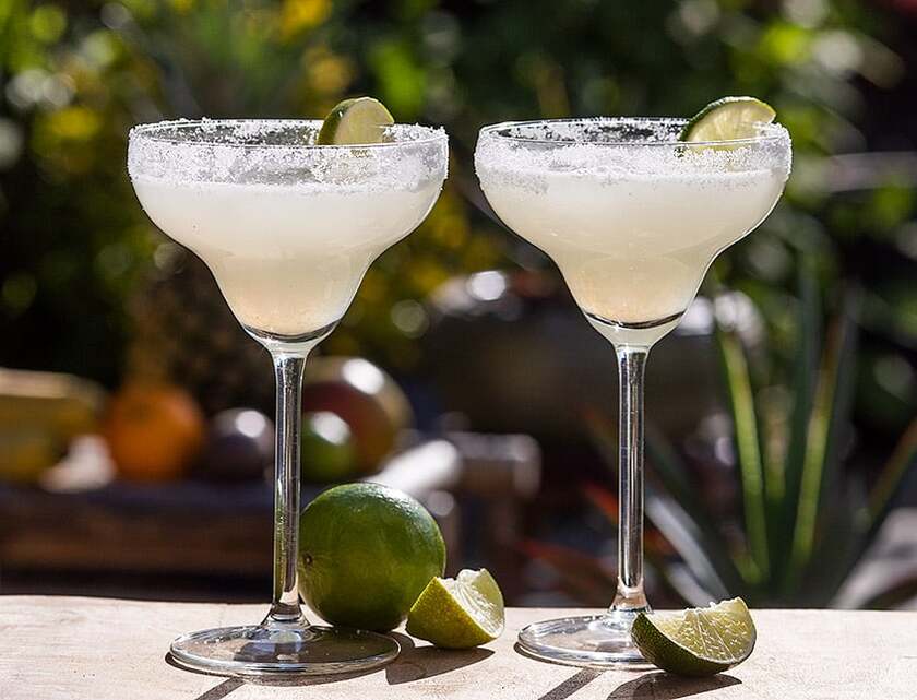 Margarita kết hợp giữa tequila, nước ép cam tươi và Cointreau hoặc Triple Sec