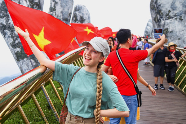 Du khách nước ngoài tham quan Cầu Vàng tại điểm du lịch Bà Nà Hills (Đà Nẵng).
