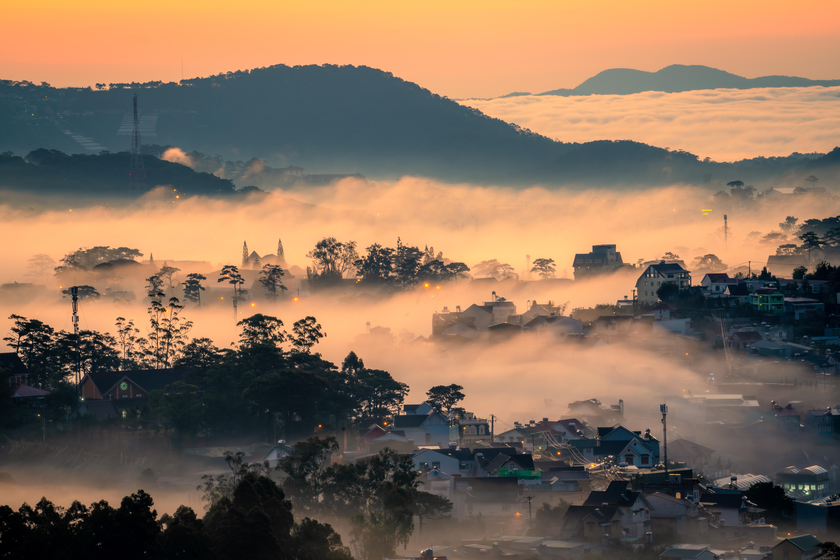 Sương phủ kín thành phố Đà Lạt lúc bình minh.