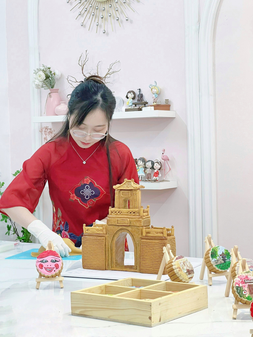 Nguyễn Thị Thùy Dương (sinh năm 1995, sống tại Hà Nội) - cô gái đã “hô biến” chiếc bánh trung thu độc đáo như một tác phẩm nghệ thuật mang đậm dấu ấn truyền thống Việt Nam.