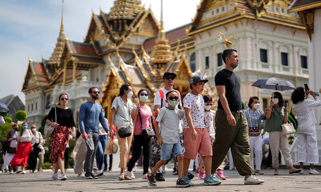 Du khách nước ngoài tham quan Grand Palace ở Bangkok.