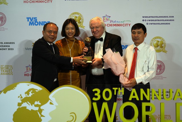 Ông Nguyễn Văn Chính, Giám đốc Vườn quốc gia Cúc Phương (ngoài cùng phía trái) nhận cúp vinh danh của tổ chức World Travel Awards