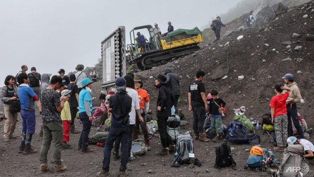 Một số du khách chưa chuẩn bị kỹ lưỡng cho chuyến leo núi. Ảnh: AFP.