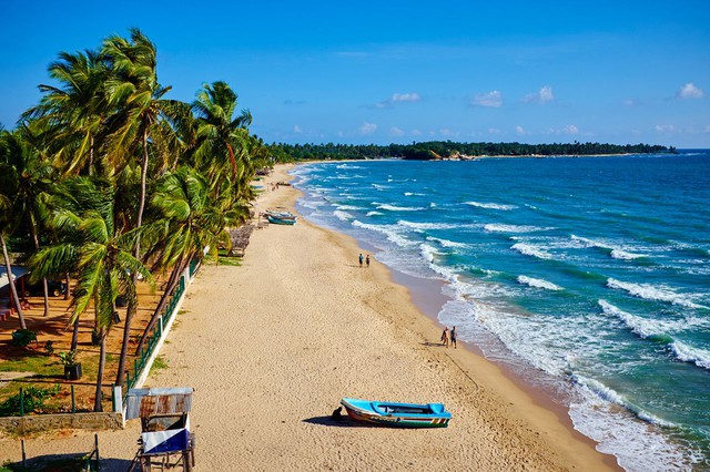 Bãi biển Uppuveli, trên bờ biển phía đông Sri Lanka.Ảnh: CNN