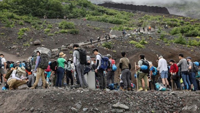 Rất đông du khách đổ tới Núi Phú Sĩ mỗi năm. Ảnh: AFP.