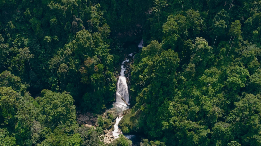 Toàn cảnh thác Khau Làn từ trên cao, có thác chính và thác phụ cũng chính là đầu nguồn chảy ra từ hang đá rất độc lạ