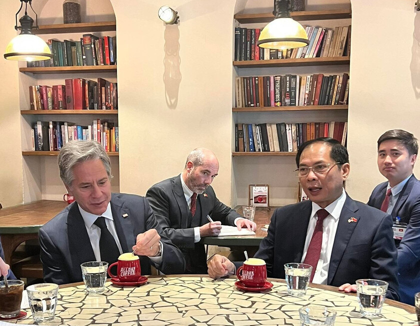 Ngoại trưởng Mỹ cùng Bộ trưởng Bộ Ngoại giao Việt Nam thưởng thức cà phê tại All Day Coffee sáng 11/9. Ảnh: X/Secretary Antony Blinken