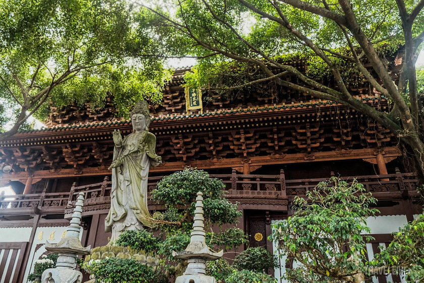 Tọa lạc ở số 348 đường Nguyễn Viết Xuân, phường Hội Phú, chùa Minh Thành, ngôi chùa chịu ảnh hưởng từ phong cách kiến trúc Trung Quốc và Nhật Bản.