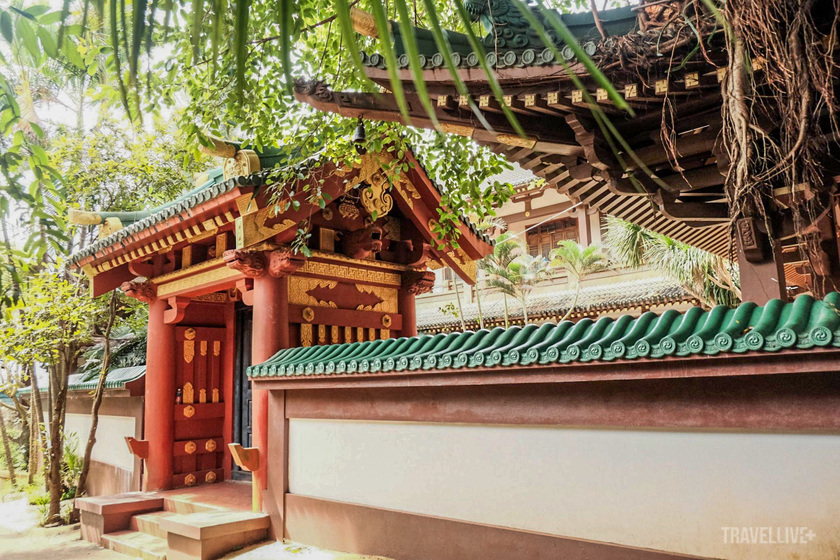 Cổng và mái có kiến trúc đậm nét xứ Phù Tang kết hợp với Trung Hoa.