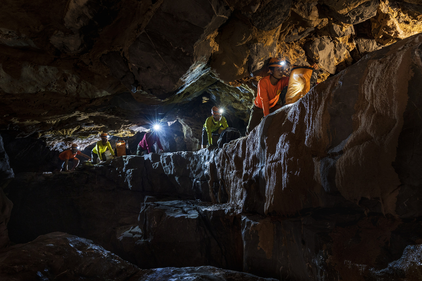 Cái tên hang Hổ được xướng lên khi những thành viên trong đoàn khám phá hang động phát hiện thấy dấu chân hổ ở ngay trong hang động này.