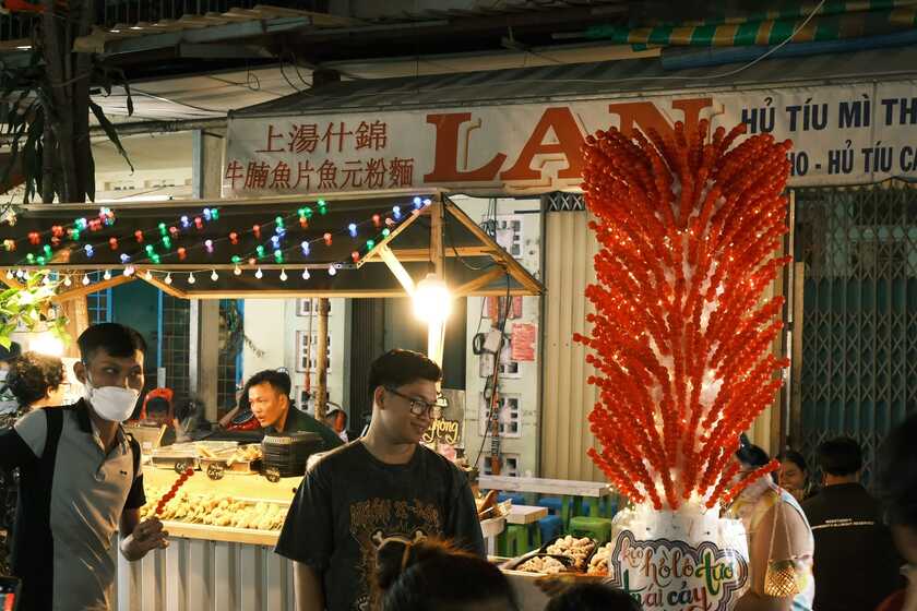 Một nét văn hóa người Hoa với kẹo hồ lô ngào đường.