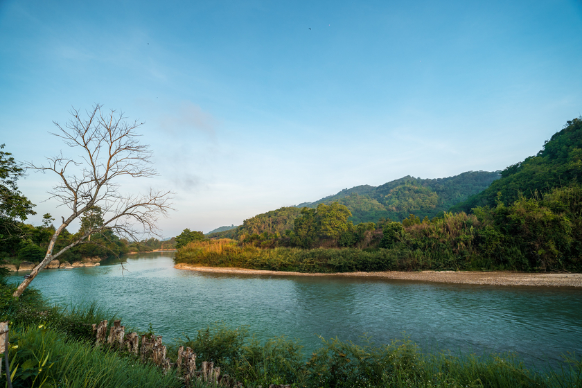 Đặc biệt, bên cạnh khu resort là dòng sông Đạ Huoai yên bình trôi mang đến cảnh sắc vô cùng thơ mộng mỗi khi hoàng hôn buông xuống.