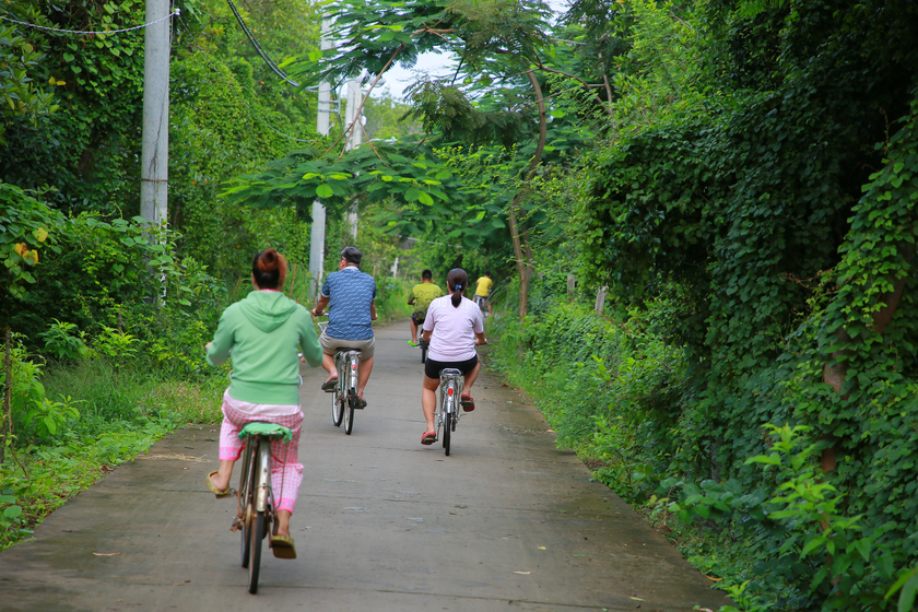Do diện tích không quá lớn nên du khách có thể đạp xe vòng quanh ấp đảo để ngắm nhìn khung cảnh và cuộc sống sinh hoạt của người dân.
