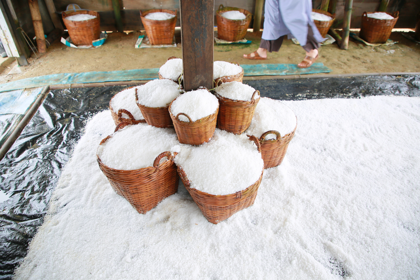 Tại Thiềng Liềng hiện có khoảng 220 hộ dân và 70% trong số đó sống bằng nghề làm muối.