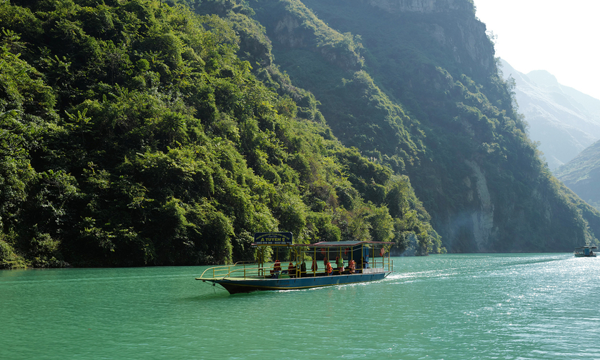Đi thuyền trên sông Nho Quế được xem như trải nghiệm đáng thử khi đến Hà Giang.