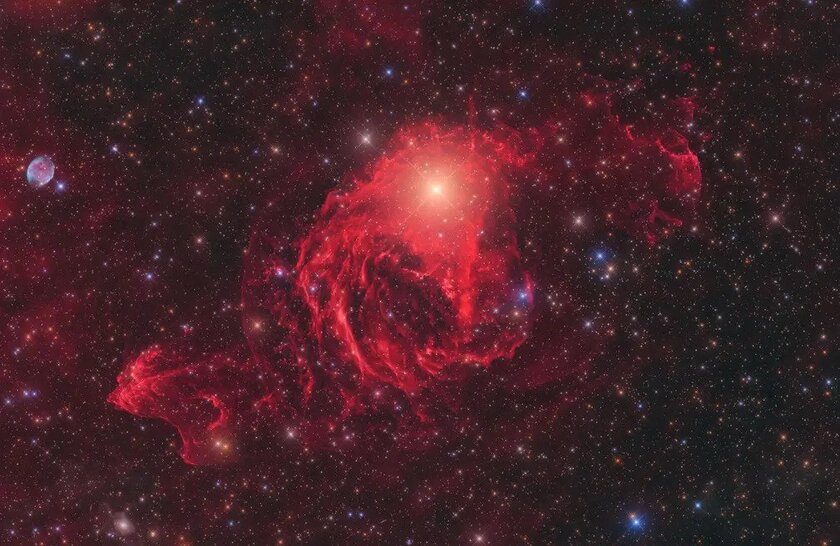 Ảnh chụp lớp tinh vân thiên hà mới xung quanh ngôi sao YY Hya của Marcel Drechsler. Một nhóm các nhà thiên văn nghiệp dư đã phát hiện ra một tinh vân thiên hà chưa từng biết đến