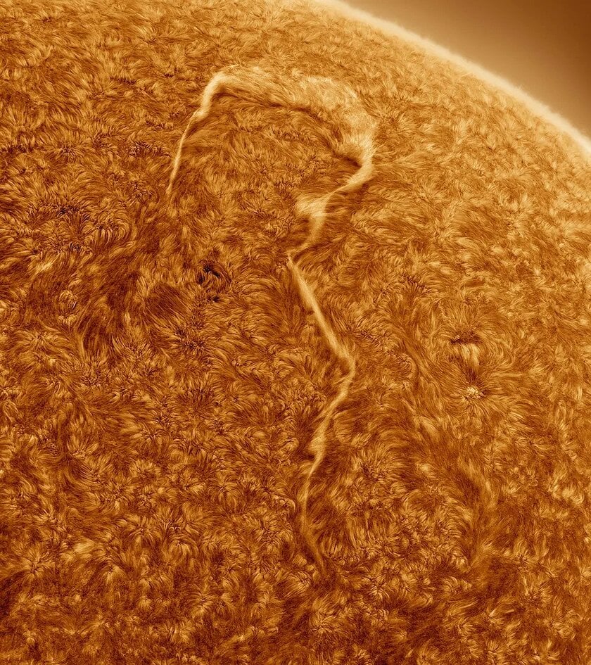 Người chiến thắng giải Mặt trời với bức ảnh chụp mặt trời cùng một “dây tóc khổng lồ” (huge filament) có hình dấu chấm hỏi của Eduardo Schaberger Poupeau