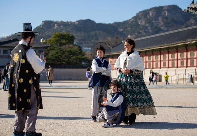 Du khách nước ngoài đến thăm cung điện Gyeongbokgung, mặc hanbok để chụp hình. Ảnh: Xinhua.