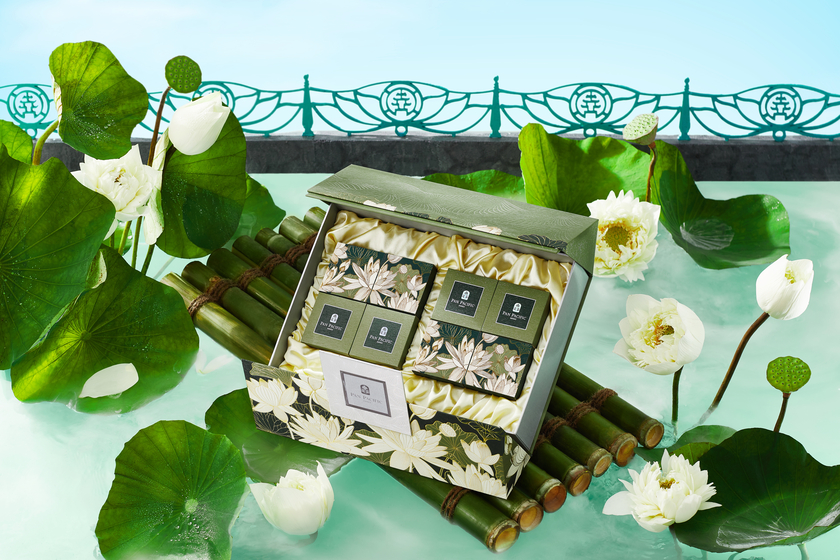 Dành sự cảm mến trước vẻ đẹp của hoa sen, Khách sạn Pan Pacific Hà Nội đã lựa chọn hình ảnh đầm sen hồ Tây để kể câu chuyện về BST bánh Trung thu năm nay.