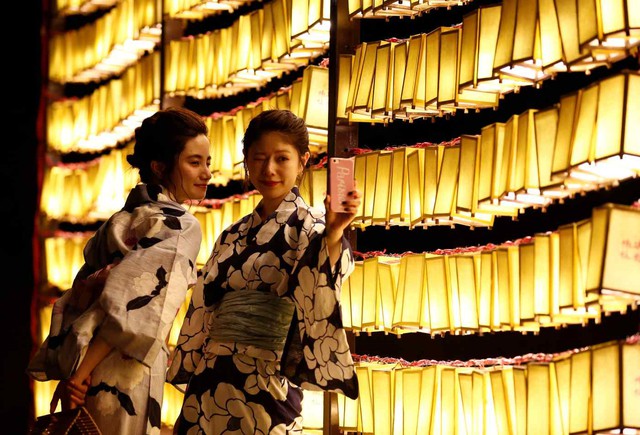 Sự quan tâm của du khách quốc tế tới Yukata cũng giúp khơi dậy sự gắn bó của người dân Nhật Bản với trang phục truyền thống này. Ảnh: Nikkei.