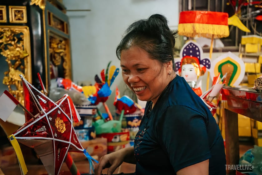 Bà Nguyễn Thị Tuyến - nghệ nhân còn sót lại của làng Hậu Ái với nghề làm đèn Trung thu truyền thống.