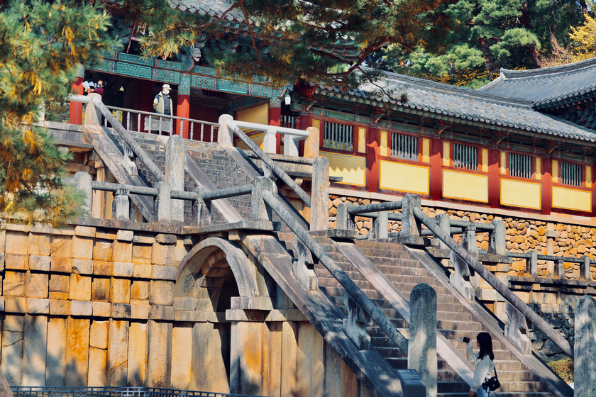 Đền Bulguksa là ngôi đền hơn ngàn năm tuổi và cũng là ngôi đền Phật giáo lớn nhất, đẹp nhất Hàn Quốc.