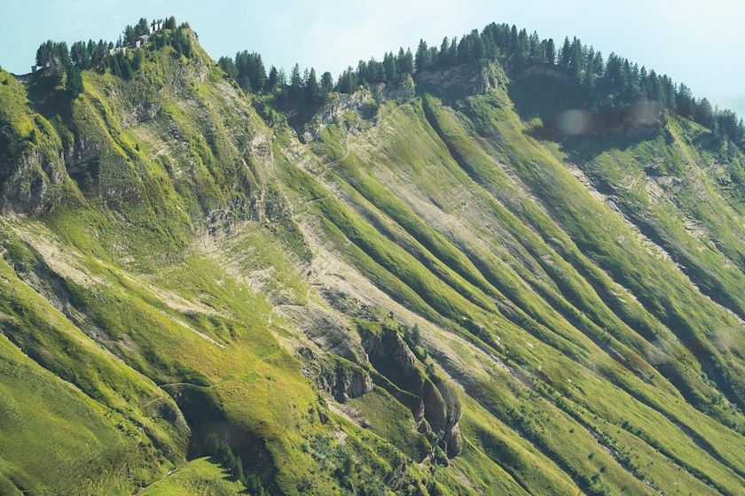 Một dải núi tựa như sống lưng khủng long nằm trên đường lên đỉnh Brienz Rothorn.